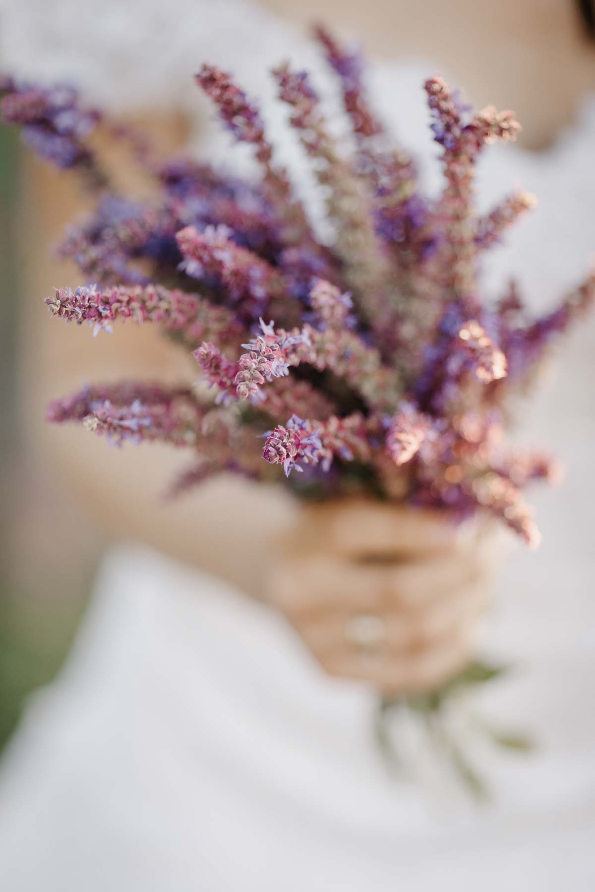 Klassinen helminauha – kaunis koru juhlaan kuin juhlaan